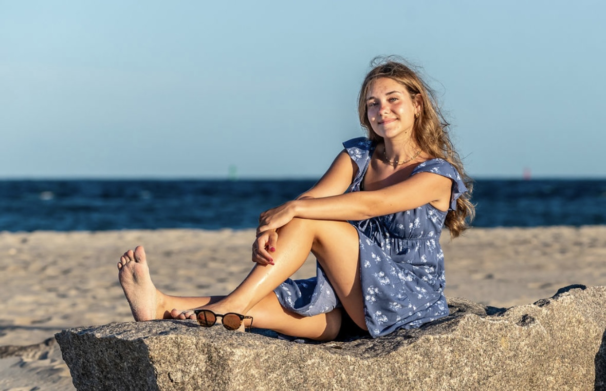 high school senior girl on the beach in atlantic beach nc, atlantic beach senior photographer, beaufort photography co., what to look for in a senior photographer